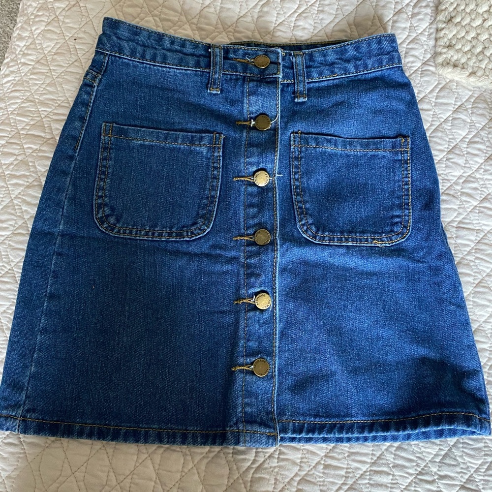 Jean skirt with button up detail and back pockets